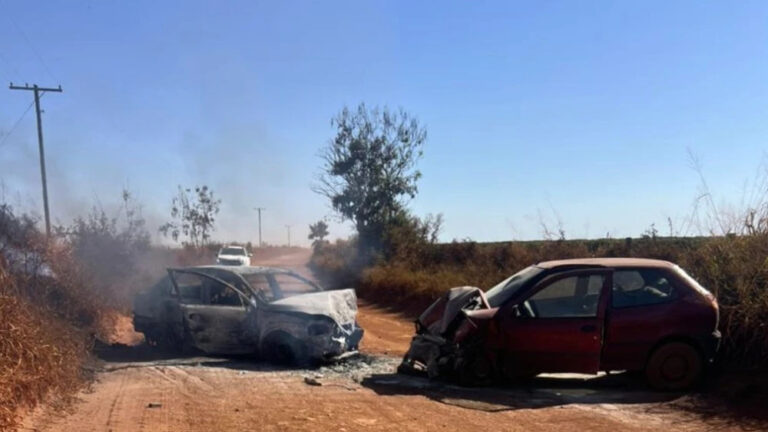 Mãe e bebê morrem após acidente em estrada de terra em Campos Altos Mãe e bebê morrem em grave acidente em estrada de terra em Campos Altos - Foto: Divulgação/ Corpo de Bombeiros