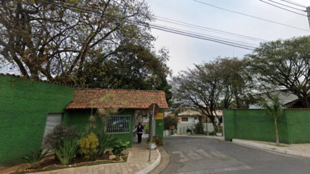 Justiça determina que condomínio retire portões e cancelas instalados em vias públicas no bairro Planalto, em BH - Foto: Reprodução/Google Maps