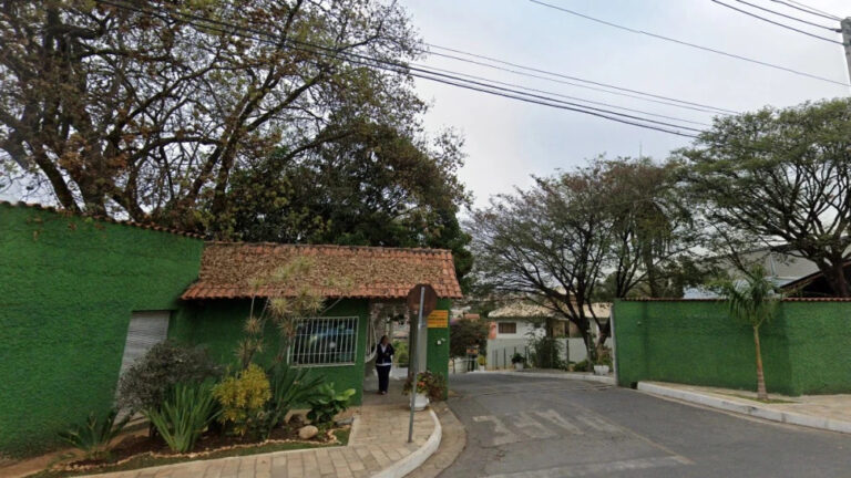 Justiça determina que condomínio retire portões e cancelas instalados em vias públicas no bairro Planalto, em BH - Foto: Reprodução/Google Maps