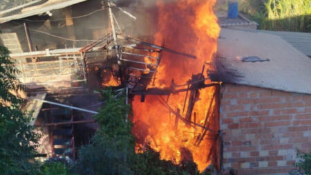 Incêndio de grandes proporções destrói casa em Ribeirão das Neves - Foto: Divulgação/Corpo de Bombeiros