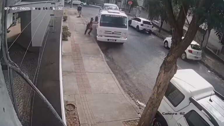 Caminhão guincho perde o freio e atinge muro de condomínio em BH - Foto: Reprodução