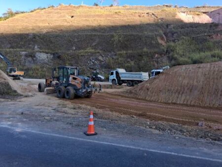 Queda de talude força mudanças no tráfego da BR-381 em Antônio Dias - Foto: Divulgação/Nova 381