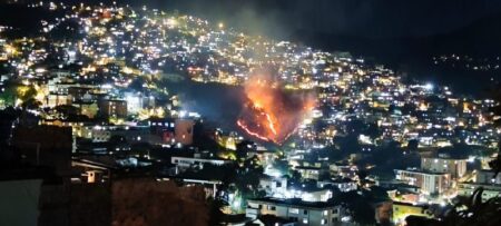 Incêndio atinge vegetação no Vila Marçola, em BH - Foto: Divulgação/CBMMG