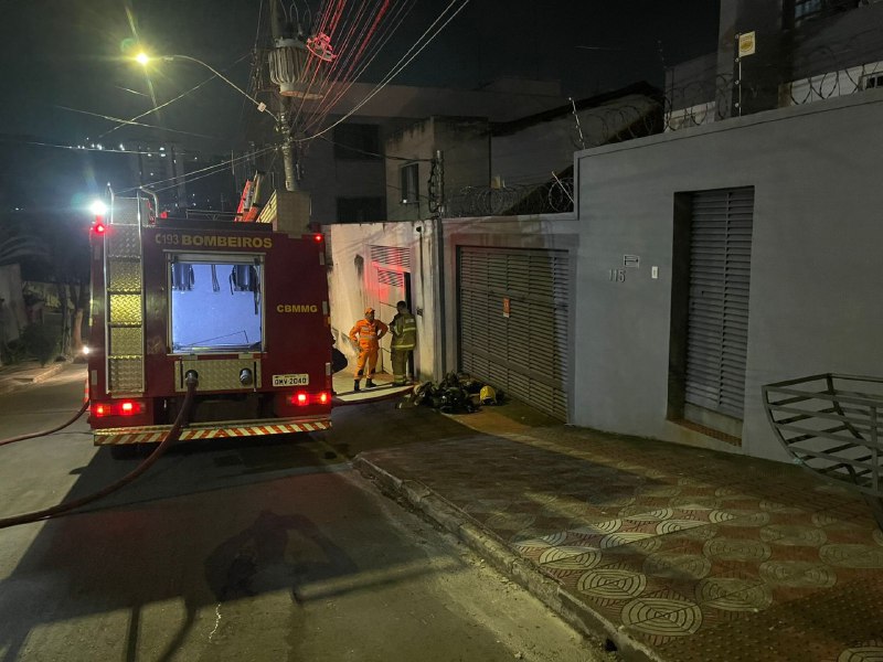 Gatos e cães são resgatados após incêndio atingir casa no bairro Santa Lúcia, em BH 1 Gatos e cães são resgatados após incêndio atingir casa no bairro Santa Lúcia, em BH - Foto: Divulgação/CBMMG