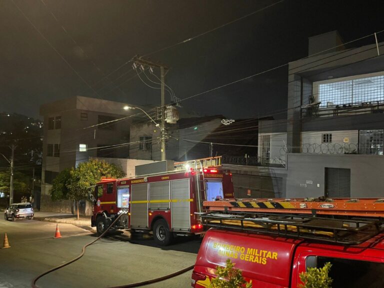 Gatos e cães são resgatados após incêndio atingir casa no bairro Santa Lúcia, em BH - Foto: Divulgação/CBMMG