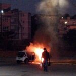 Carro pega fogo na entrada de posto de combustíveis na Cristiano Machado, em BH - Foto: Divulgação/Corpo de Bombeiros