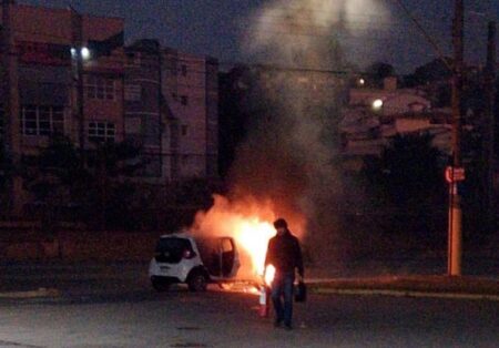 Carro pega fogo na entrada de posto de combustíveis na Cristiano Machado, em BH - Foto: Divulgação/Corpo de Bombeiros