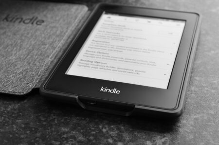 Procon multa Amazon em R$ 6 milhões por vender Kindle sem carregador Procon multa Amazon em R$ 6 milhões por vender Kindle sem carregador - Foto: Reprodução/Pixabay