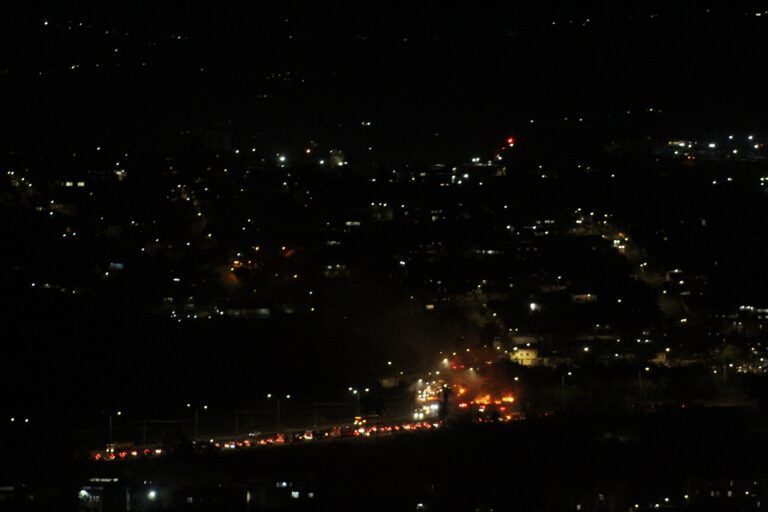 Manifestação com fogo em pneus fecha MG-020, em BH - Foto: Divulgação/Por Dentro de Minas