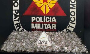 Olheiro do tráfico é preso com mais de 1.200 porções de maconha no bairro Mariquinhas, em BH - Foto: Divulgação/PMMG