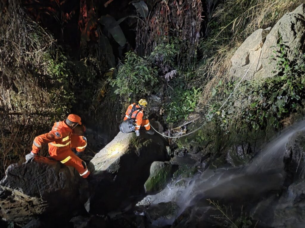 Homem cai em córrego ao pular muro e é resgatado com fraturas em Ibirité - Foto: Divulgação/Corpo de Bombeiros