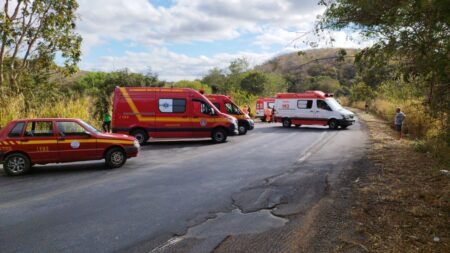 Ônibus com 48 passageiros tomba e deixa sete feridos na BR-251, em Salinas - Foto: Divulgação/Corpo de Bombeiros