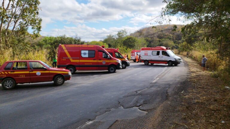 Ônibus com 48 passageiros tomba e deixa sete feridos na BR-251, em Salinas - Foto: Divulgação/Corpo de Bombeiros