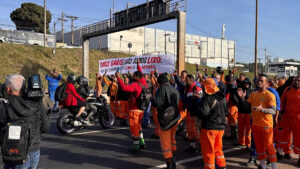Colegas de gari morto por empresário fazem protesto no Anel Rodoviário: “Não somos lixo” - Foto: Reprodução