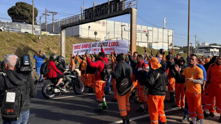 Colegas de gari morto por empresário fazem protesto no Anel Rodoviário: “Não somos lixo” - Foto: Reprodução