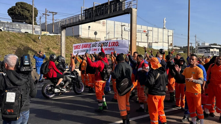Colegas de gari morto por empresário fazem protesto no Anel Rodoviário: “Não somos lixo” - Foto: Reprodução