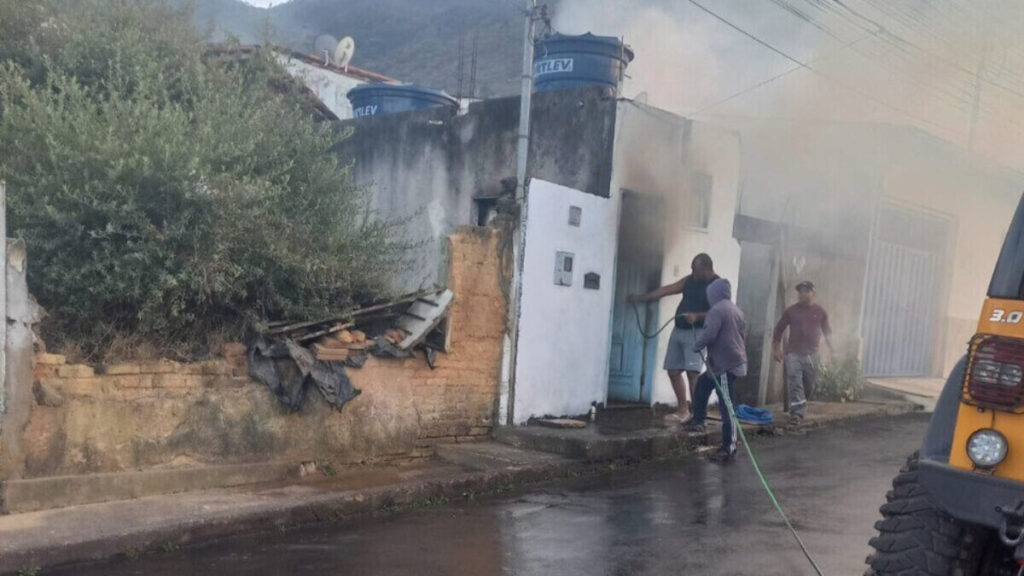 Idoso morre em incêndio na própria casa em Ouro Preto - Foto: Divulgação/Corpo de Bombeiros