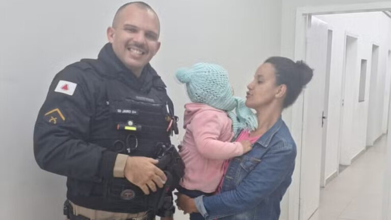 Policiais salvam criança de 2 anos após engasgo em Raposos - Foto: Divulgação/PMMG