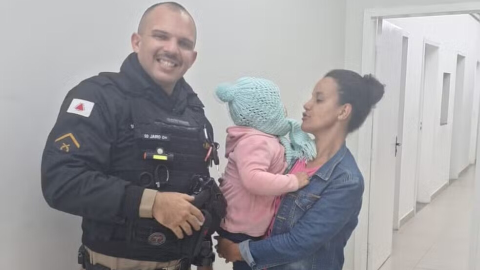 Policiais salvam criança de 2 anos após engasgo em Raposos Policiais salvam criança de 2 anos após engasgo em Raposos - Foto: Divulgação/PMMG