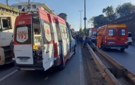 Acidente entre moto e carreta deixa homem ferido na Avenida Cardeal Eugênio Pacelli, em Contagem - Foto: Divulgação/Transcon