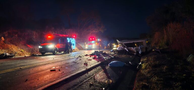 Acidente entre carro e van que saia de igreja deixa 4 mortos e 16 feridos na BR-452, em Uberlândia - Foto: Divulgação/Corpo de Bombeiros