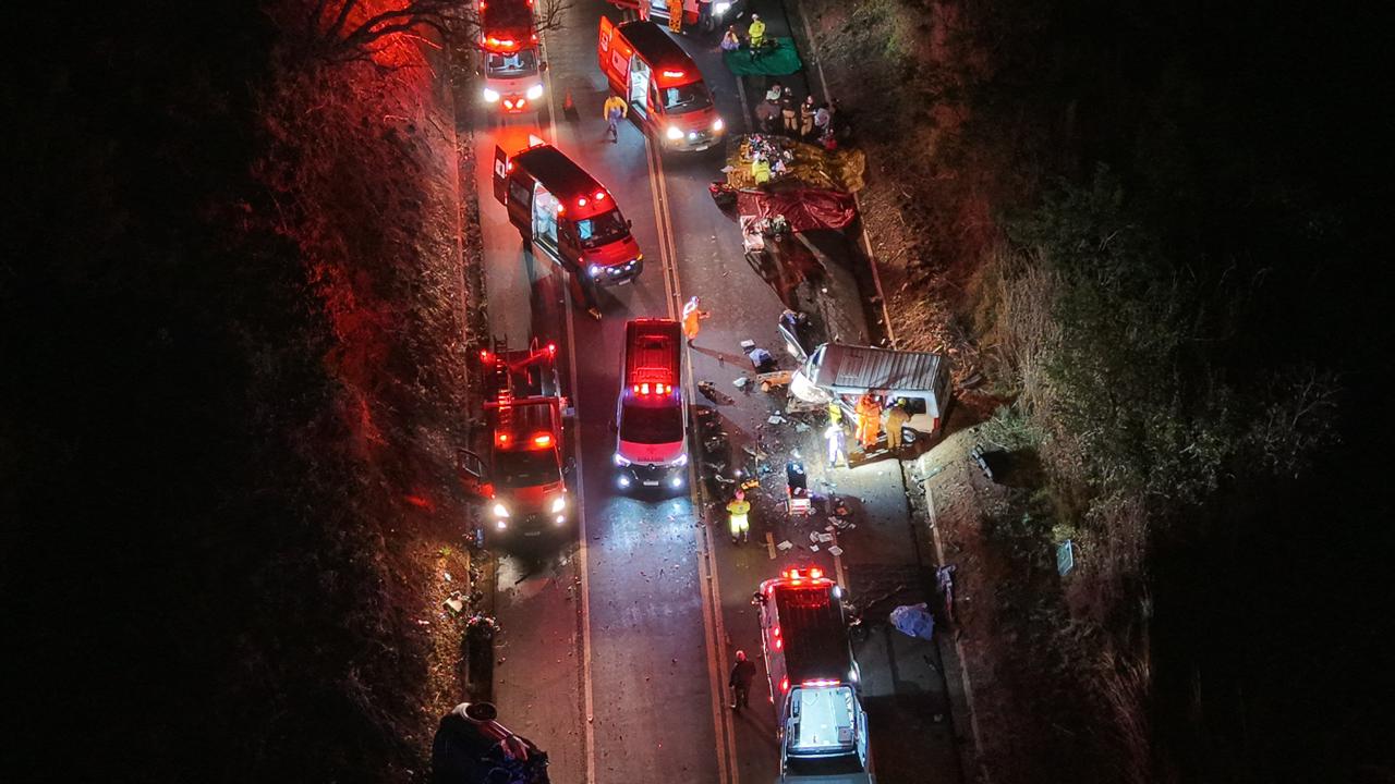 Acidente entre carro e van que saia de igreja deixa 4 mortos e 16 feridos na BR-452, em Uberlândia - Foto: Divulgação/Corpo de Bombeiros