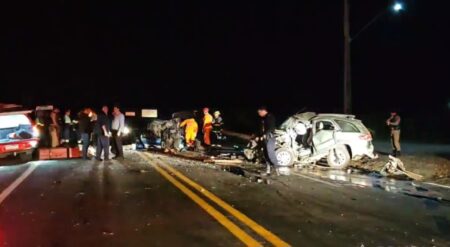 Oito pessoas morrem em acidente entre moto, carros e van na BR-491, em Guaxupé - Foto: Divulgação