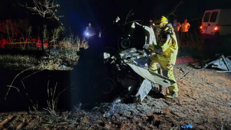 Cinco morrem em acidente entre carro e carreta na MGC-497, em Prata - Foto: Divulgação/CBMMG