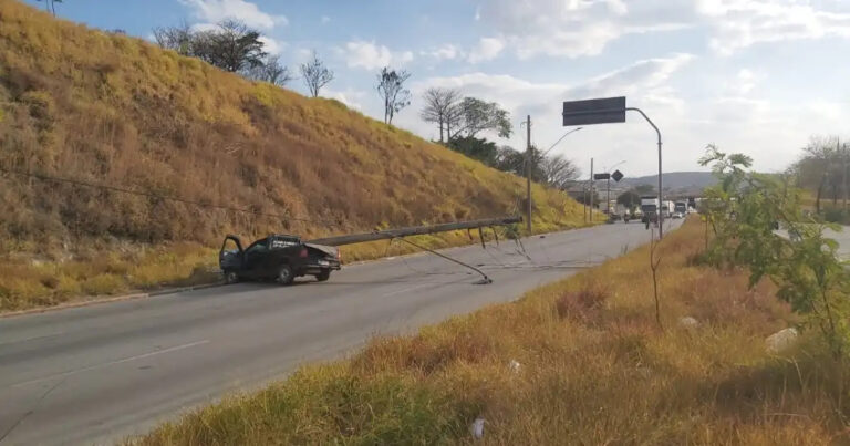 Caminhonete derruba dois postes e interdita Via Expressa de Contagem Caminhonete derruba dois postes e interdita Via Expressa de Contagem - Foto: Divulgação/Guarda Municipal de Contagem