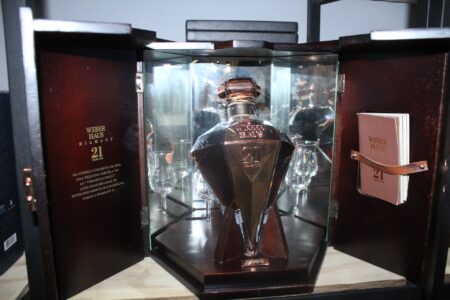 Cachaça com diamante de R$ 15 mil é destaque na Expocachaça 2025 em BH - Foto: Elberty Valadares/Por Dentro de Minas