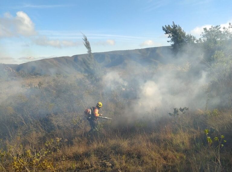 Incêndio de grandes proporções atinge Serra do Rola Moça, em Nova Lima - Foto: Divulgação/Corpo de Bombeiros MG