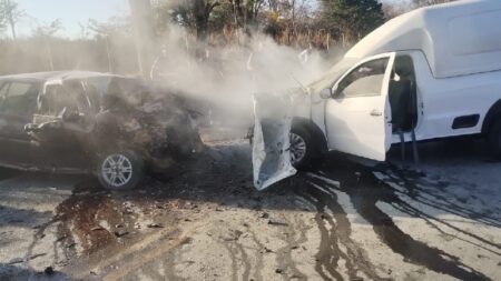 Acidente frontal entre carros deixa morto e feridos em rua de Prudente de Morais - Foto: Divulgação/CBMMG