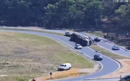 Carreta tomba e motorista fica ferido na alça de acesso do Anel Rodoviário, em BH - Foto: Divulgação/BHTrans