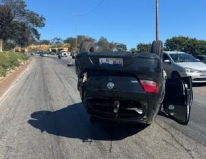 Carro com três ocupantes capota no Anel Rodoviário, em BH - Foto: Divulgação/CBMMG