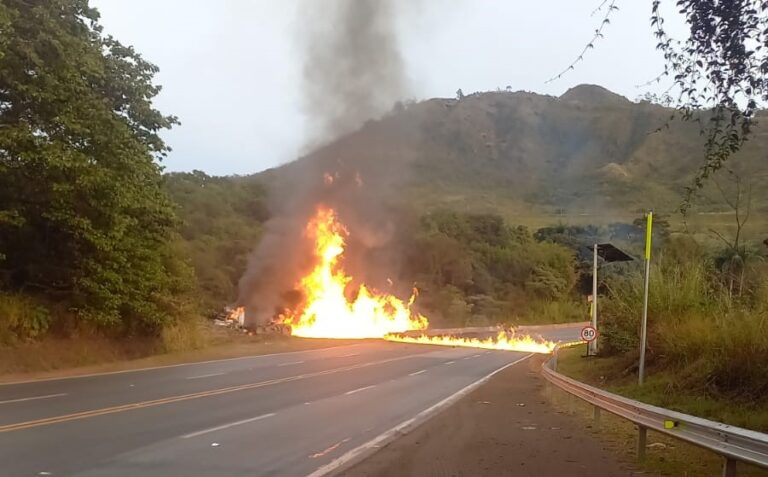 Caminhão com combustível tomba, pega fogo e interdita BR-040, em Congonhas Caminhão com combustível tomba, pega fogo e interdita BR-040, em Congonhas - Foto: Divulgação