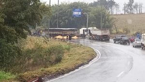 Acidente entre carreta deixa motorista morto na BR-040, em Conselheiro Lafaiete - Foto: Reprodução/Redes Sociais