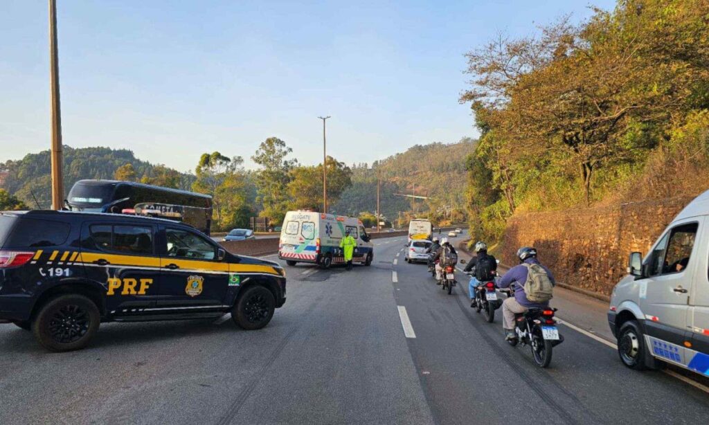 Motorista foge sem prestar socorro após atropelar homem na BR-040, em Nova Lima Motorista foge sem prestar socorro após atropelar homem na BR-040, em Nova Lima - Foto: Divulgação/PRF