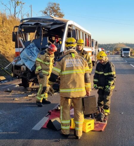 Acidente entre carreta e micro-ônibus deixa 11 feridos na BR-040, em Sete Lagoas - Foto: Divulgação/CBMMG