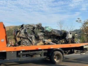 Casal morre após carro bater de frente com caminhão em rodovia de MG - Foto: Divulgação/Silvan Alves