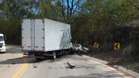 Acidente entre carro e caminhão deixa três vítimas na BR-356, em Itabirito - Foto: Reprodução/Redes Sociais
