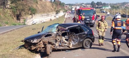 Homem morre após acidente frontal entre carro e caminhão na BR-381, em Sabará - Foto: Divulgação/CBMMG