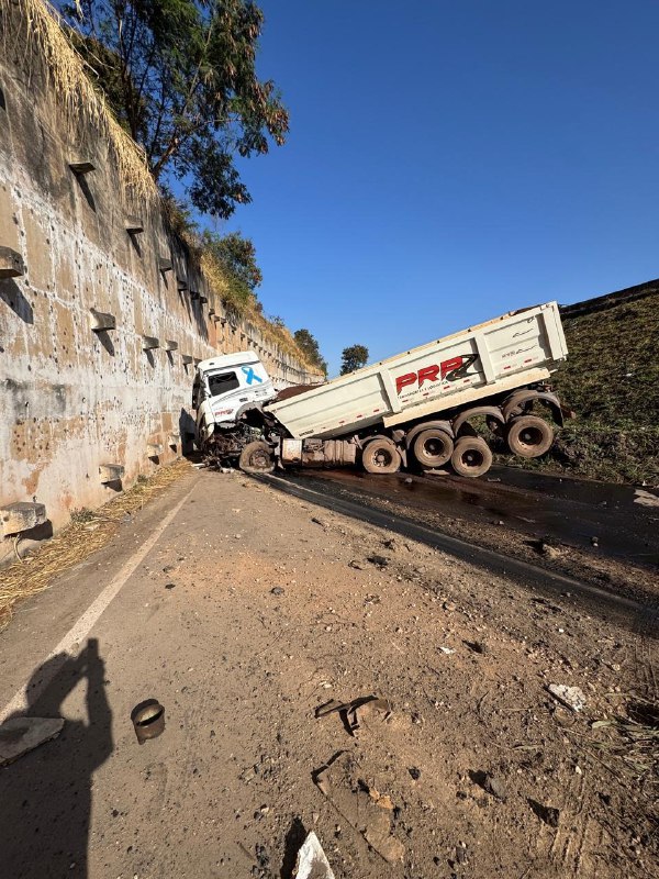 Homem morre após acidente frontal entre carro e caminhão na BR-381, em Sabará - Foto: Divulgação/CBMMG