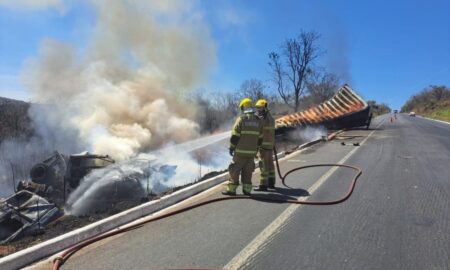 Motorista morre carbonizado após carreta pegar fogo na BR-251, em Salinas - Foto: Divulgação/Corpo de Bombeiros