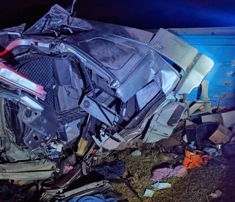 Carreta tomba e motorista morre preso às ferragens na Rodovia Fernão Dias - Foto: Divulgação/CBMMG