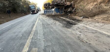 Caminhoneiro morre após colisão com picape na BR-262, em Araújos - Foto: Divulgação/PRF
