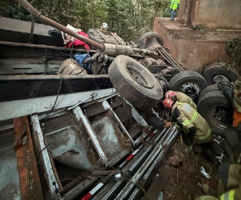 Casal da Bahia morre após caminhão cair de ponte na Rodovia Fernão Dias, na Grande BH - Foto: Divulgação/CBMMG