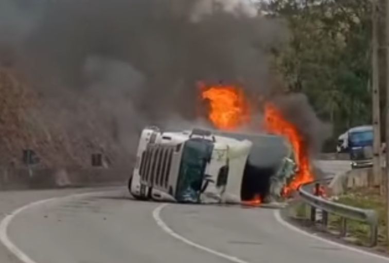 Acidente com carreta bloqueia Rodovia Fernão Dias, em Cambuí; veja rota alternativa Acidente com carreta bloqueia Rodovia Fernão Dias, em Cambuí; veja rota alternativa - Foto: Reprodução/Redes Sociais