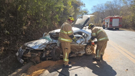 Acidente na MGC-135, em Montes Claros, deixa idoso morto e duas mulheres feridas - Foto: Divulgação/Corpo de Bombeiros