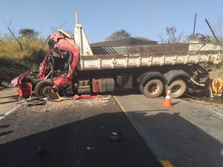 Dois motoristas ficam gravemente feridos em acidente com três caminhões na BR-262 - Foto: Divulgação/PRF