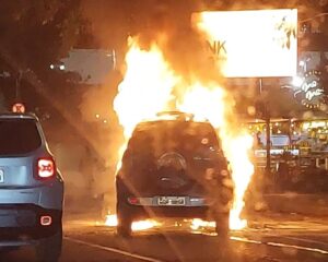 Carro pega fogo na Avenida Afonso Pena, em BH - Foto: Reprodução/Redes Sociais